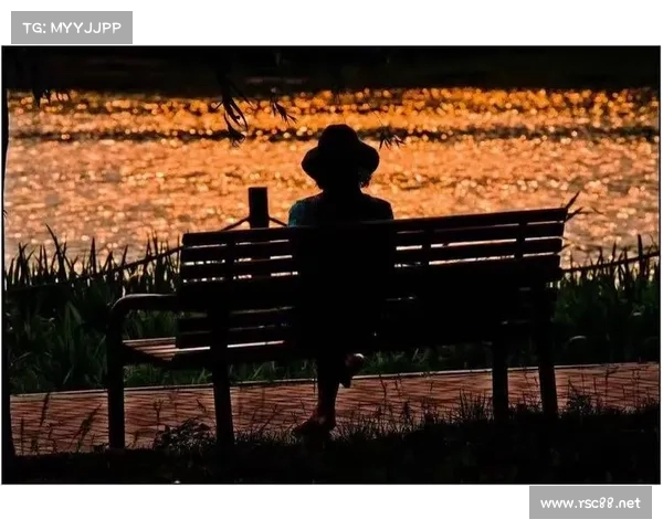 在月光的注视下追寻时间的流转与灵魂的足迹